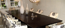 Tisch aus Starlight Black, Bodenbelag aus groformatigen Naturstein Platten Kashmir White<br /> <br /> 