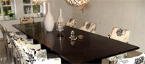 Tisch aus Starlight Black, Bodenbelag aus großformatigen Naturstein Platten Kashmir White<br /> <br />